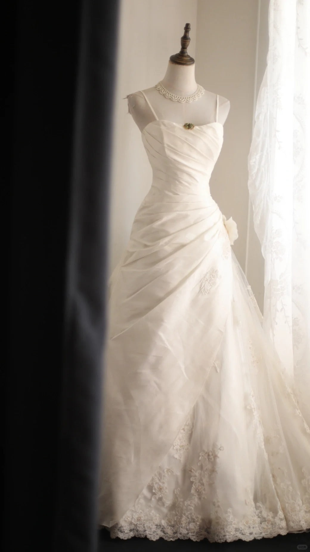 White Lace Wedding Dress Sleeveless Long Wedding Dress cg25928