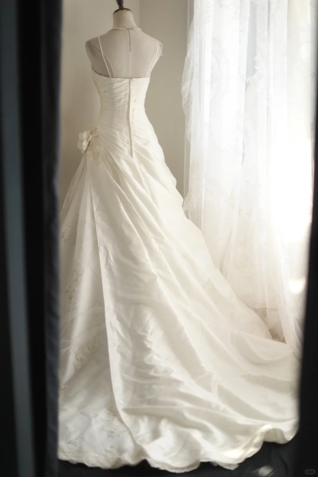 White Lace Wedding Dress Sleeveless Long Wedding Dress cg25928