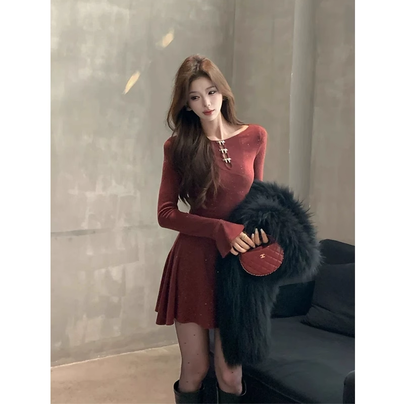 Women's long-sleeved dress with a fitted waist G060