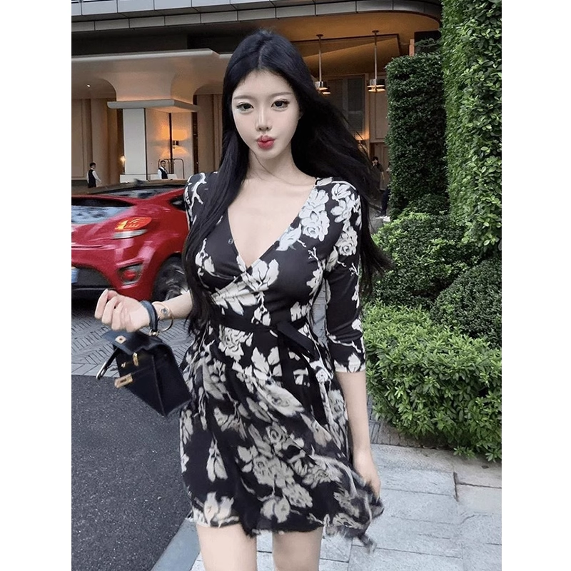 V-neck dress, slim waist, sexy short skirt G069