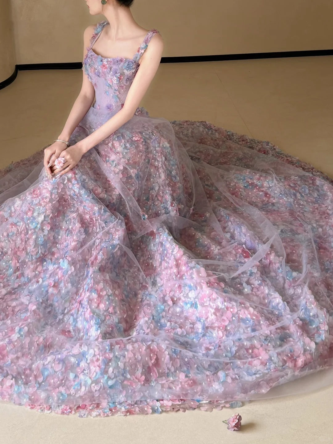 Lavendelfarbenes Tüllkleid mit V-Ausschnitt und Lagen, langes Sweet 16-Kleid, hellviolettes Ballkleid, Partykleid cg19681