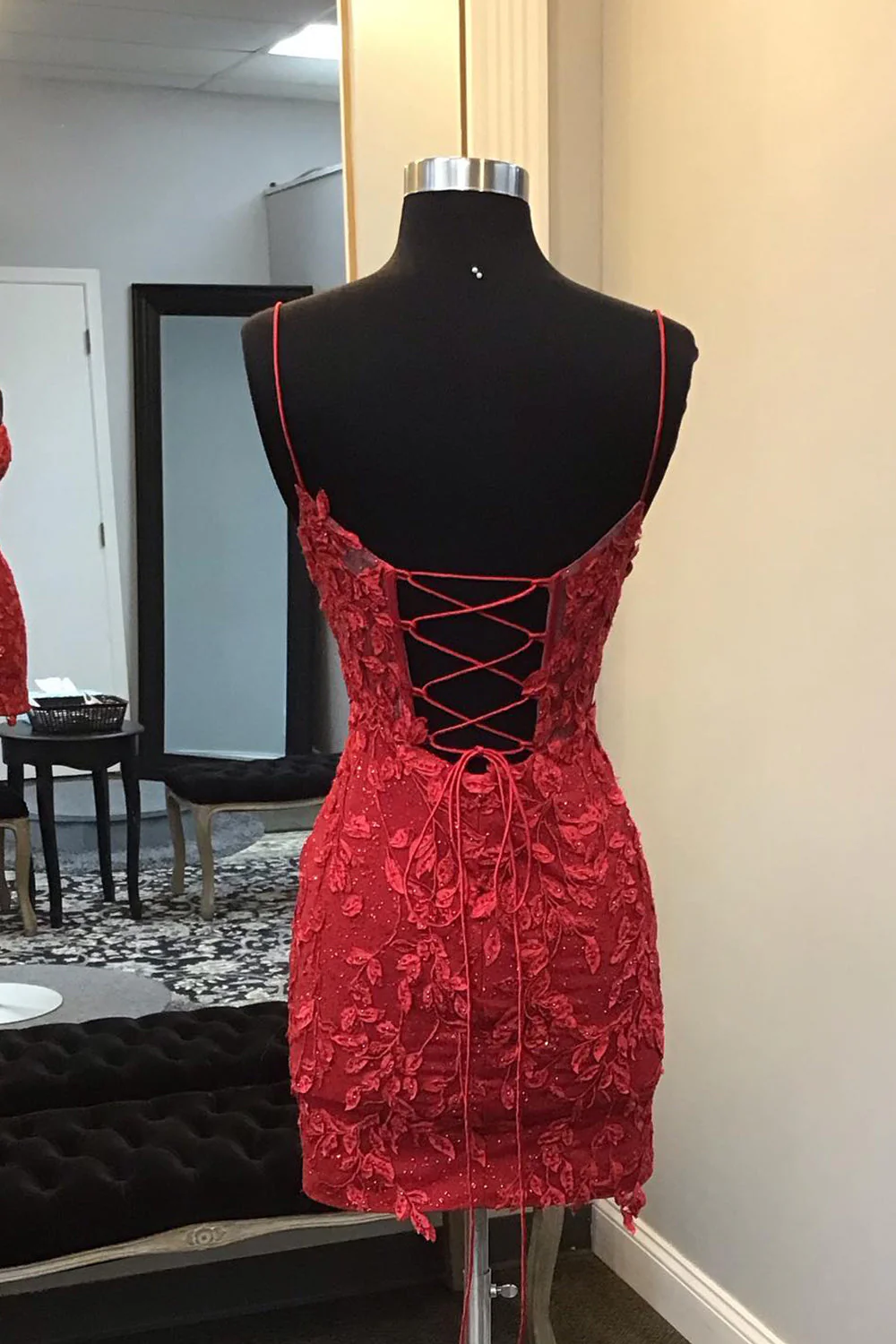 Dunkelrotes Homecoming-Kleid, Korsett-enges, kurzes Minikleid mit Applikationen cg25035