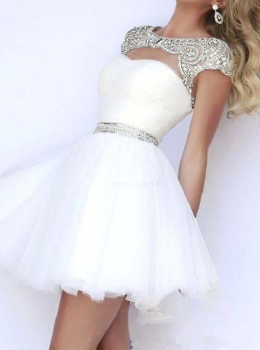 Luxuriöses weißes süßes Homecoming-Kleid mit Perlen verzierten Flügelärmeln, süßes Kleid cg1390