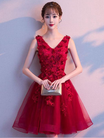 Burgunderrotes kurzes Homecoming-Kleid aus Tüllspitze mit V-Ausschnitt, burgunderrotes Homecoming-Kleid cg1040