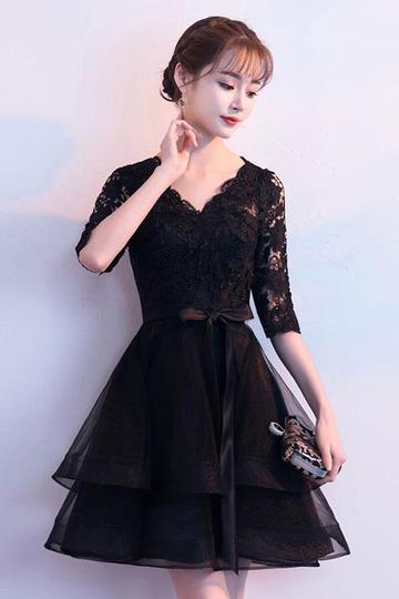 Schwarzes kurzes Kleid aus Spitzentüll mit V-Ausschnitt, schwarzes Homecoming-Kleid, cg1054