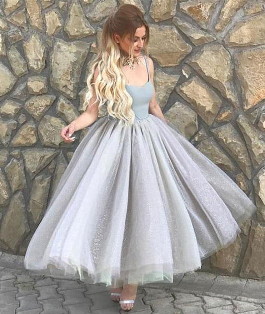 Schlichtes A-Linien-Kleid mit Spaghettiträgern, kurzes Homecoming-Kleid aus grauem Tüll cg1084