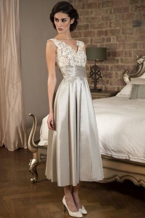 Vintage V-Ausschnitt Tee Länge Silber Anlass Kleid mit Plissee Kummerband Sexy V-Ausschnitt Spitze Ballkleider cg10865
