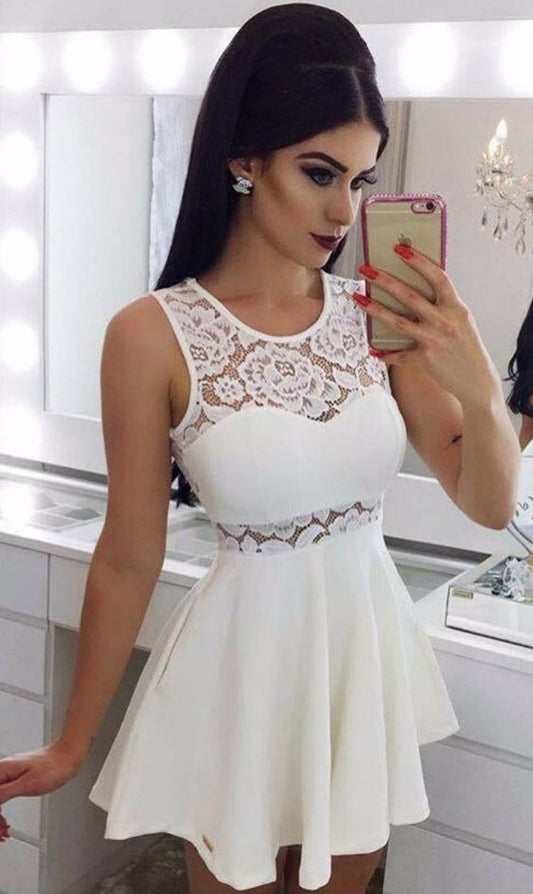 Kurzes weißes A-Linien-Heimkehrkleid mit Rundhalsausschnitt und Spitzentaschen cg1093