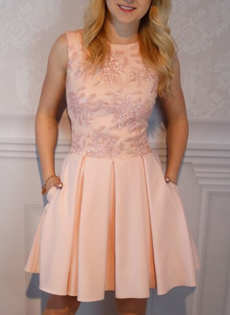 Kurzes A-Linien-Heimkehrkleid aus rosa Satin mit Applikationen cg1106
