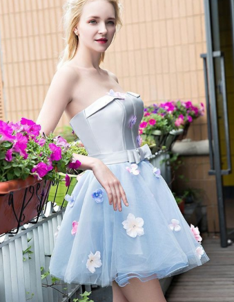 A-Linie trägerlos kurzes hellblaues Tüll Homecoming-Kleid mit Blumen, einfache Homecoming-Kleider cg1111
