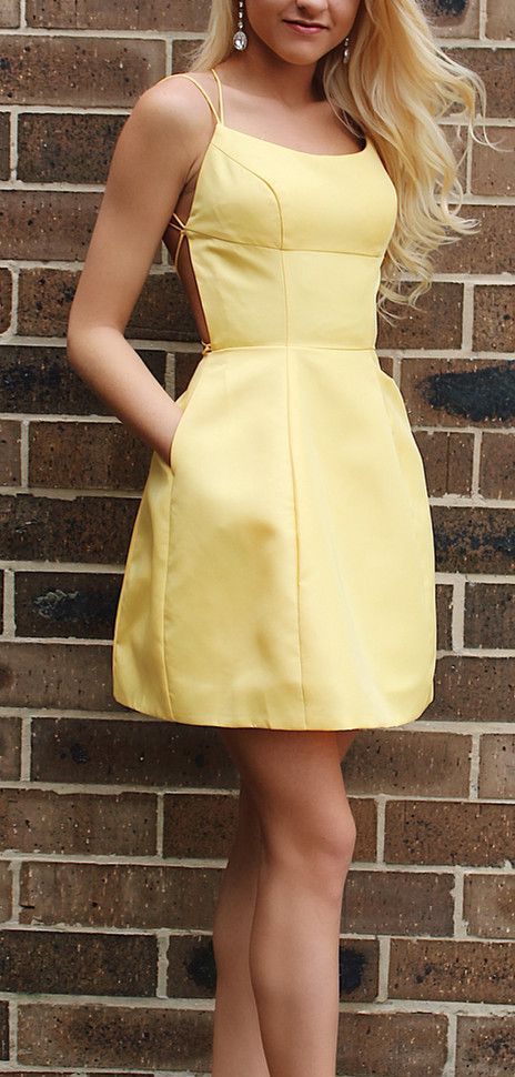 Einfaches kurzes gelbes Homecoming-Kleid mit Taschen cg1135