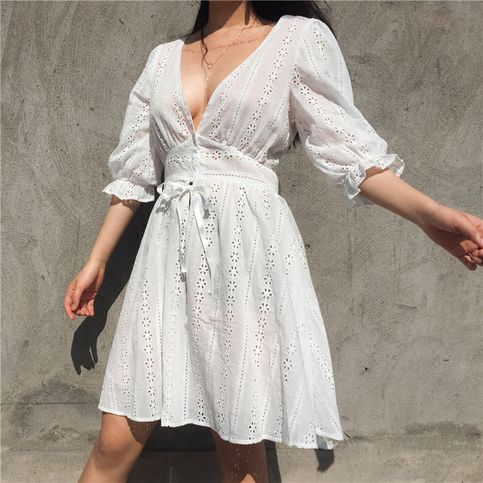Weißes kurzes Homecoming-Kleid mit tiefem V-Ausschnitt und ausgestellten Ärmeln cg1151