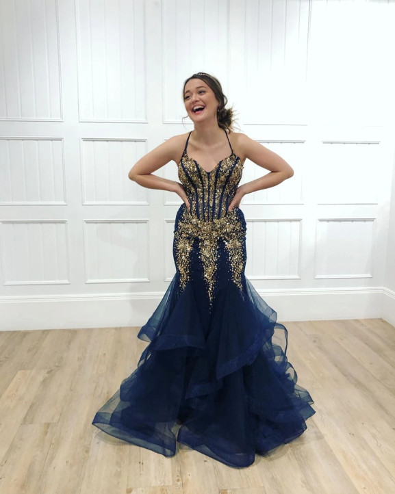 Marineblaues Tüll-Meerjungfrauen-Ballkleid mit Spaghettiträgern und goldenen Perlen cg11636