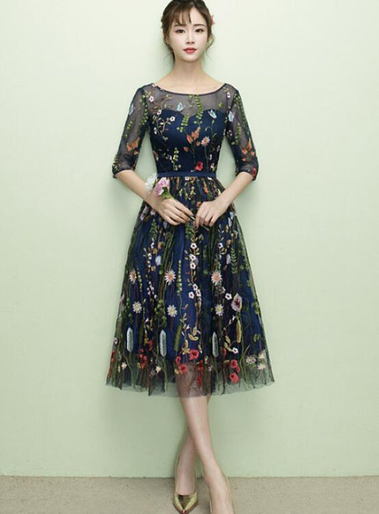 Wunderschönes marineblaues Brautjungfernkleid mit floralem Spitzenmuster und knielangem Kleid, blaues kurzes Partykleid, Heimkehrkleid cg11686