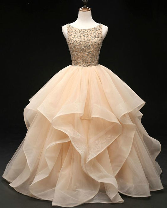 Champagner Tüll rückenfreies langes mehrlagiges Ballkleid, Perlenbesetztes Quinceanera-Kleid, Abschlussballkleid cg12432