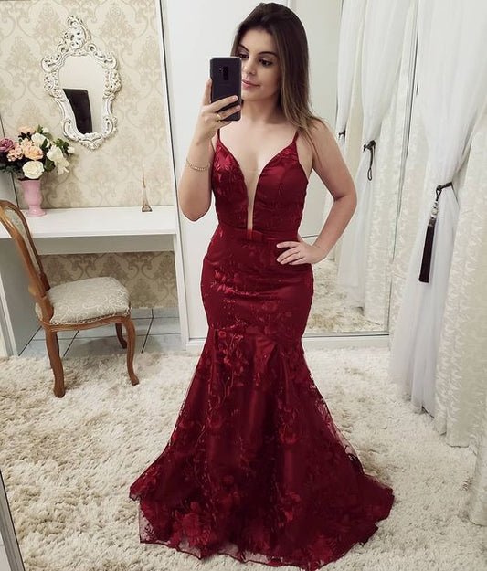 Langes Meerjungfrauen-Ballkleid mit V-Ausschnitt und Applikationen cg12767