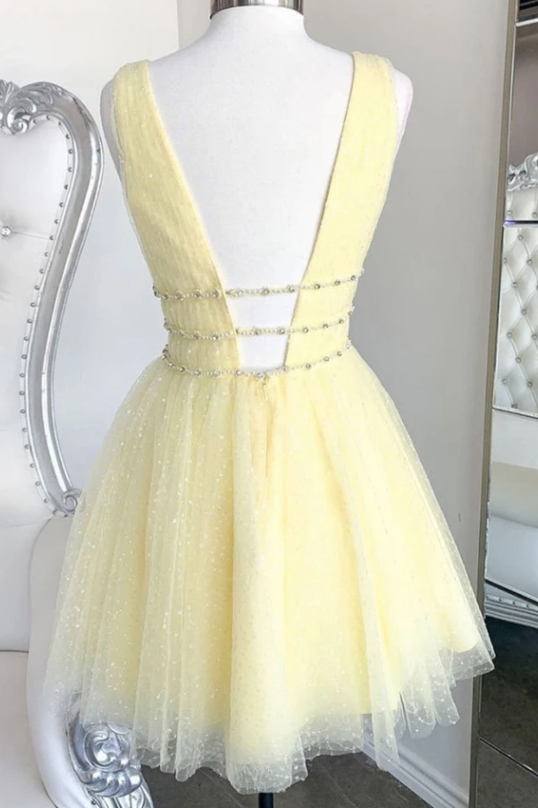 Gelbes kurzes Homecoming-Kleid mit V-Ausschnitt und Pailletten, cg12966