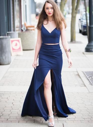 Marineblaues, zweiteiliges Ballkleid aus Satin mit langem Schlitz, cg13045