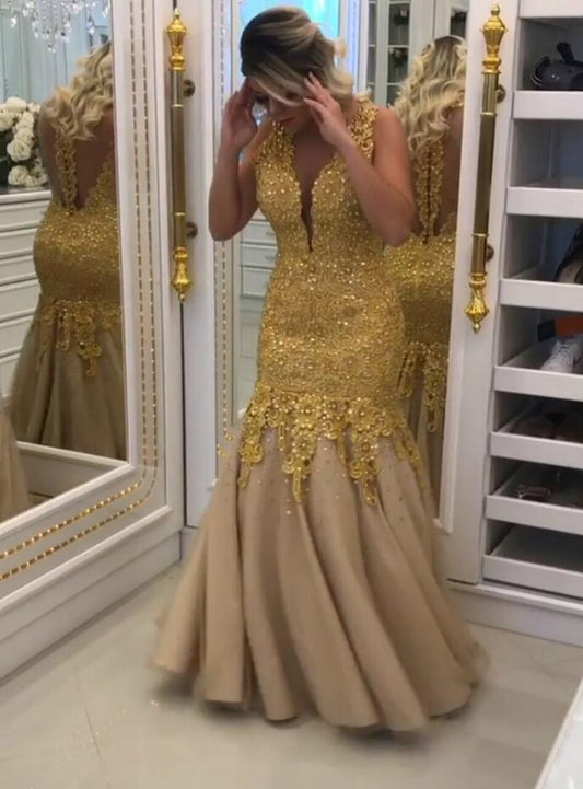 Langes Ballkleid mit Illusions-Rücken und V-Ausschnitt und goldenen Spitzenapplikationen cg13098