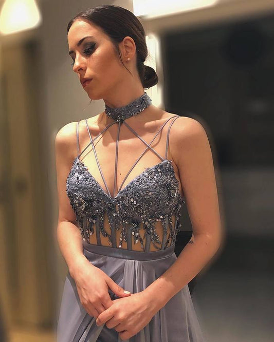Einzigartiges langes Neckholder-Ballkleid mit Schlitz, ärmelloses Abendkleid mit Perlenbesatz cg13123