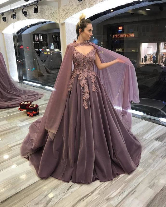 Langes Ballkleid, Wunderschönes Cape-Ballkleid, Hochzeitskleid, Spitzenapplikationen, Perlenbesetzte Damen-Brautkleider cg13124