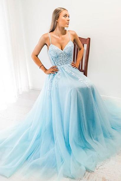 Blaues A-Linien-Ballkleid mit Spaghettiträgern und Applikationen, cg13129