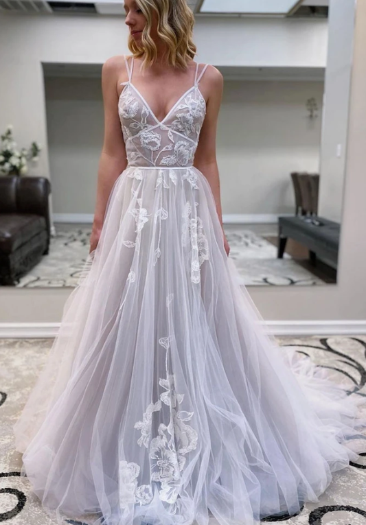 GRAUES LANGES BALLKLEID AUS TÜLLSPITZE MIT V-AUSSCHNITT, GRAUES ABENDKLEID AUS TÜLL, cg13607