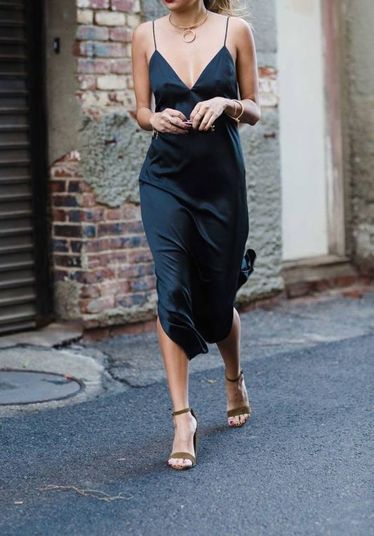 Einfaches ärmelloses rückenfreies Ballkleid mit V-Ausschnitt und Spaghettiträgern cg1370