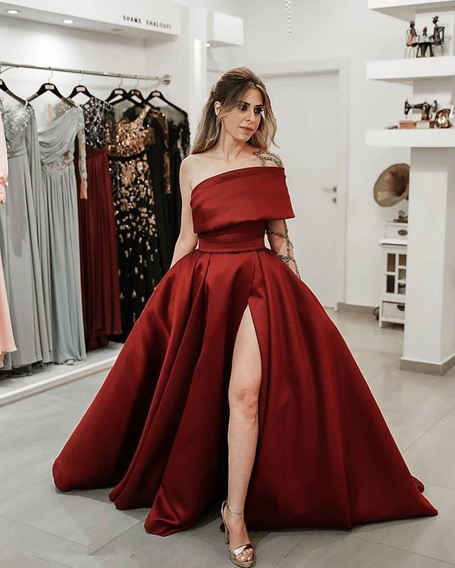 rotes Ballkleid aus Satin mit einem Schulter-Seitenschlitz, dunkelrot, bodenlang, langes Abendkleid aus Satin, cg13918