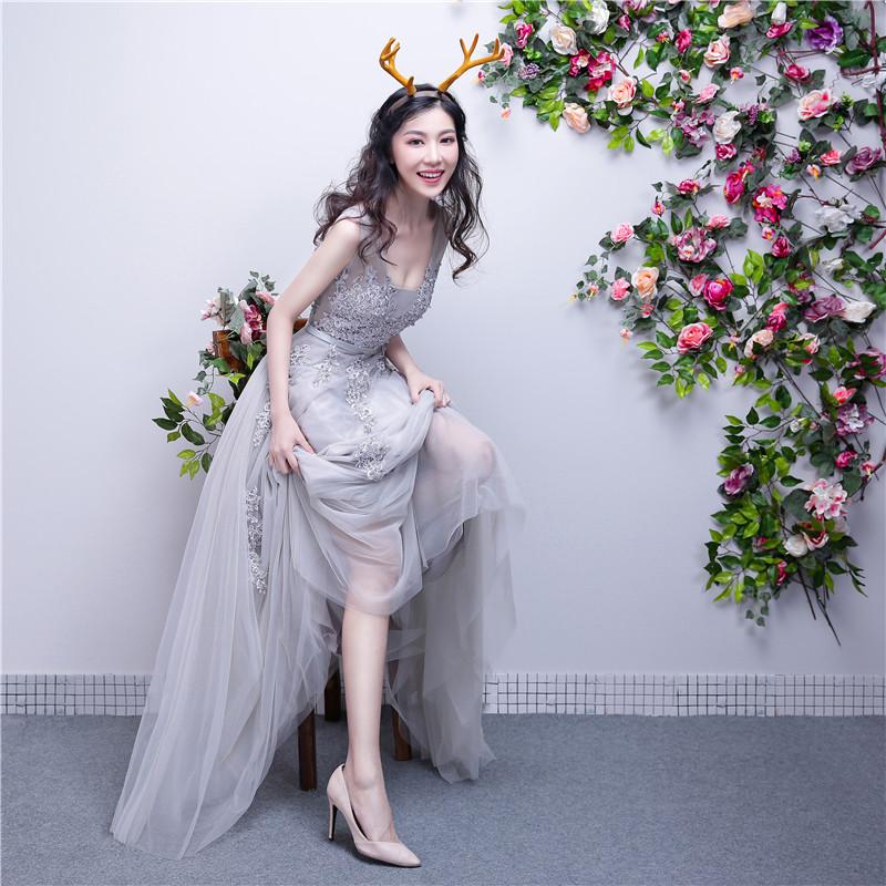 Hellgraues langes Partykleid mit Spitzenapplikation und V-Ausschnitt, A-Linien-Tüll-Ballkleid, Brautjungfernkleid cg13926