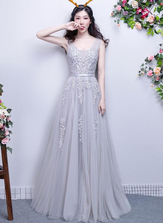 Hellgraues langes Partykleid mit Spitzenapplikation und V-Ausschnitt, A-Linien-Tüll-Ballkleid, Brautjungfernkleid cg13926