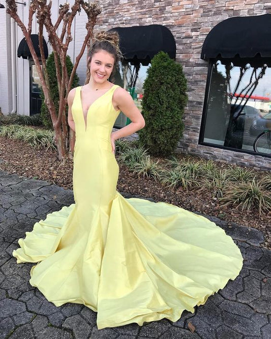 Glamouröses gelbes Meerjungfrau-Ballkleid, sexy, tiefer V-Ausschnitt, Satin, Schleppe, formelle Abendkleider, cg14272