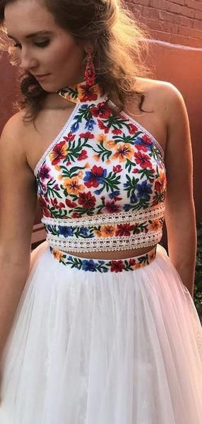 Weiße Satin Stickerei High Neck Open Back Homecoming Kleider cg145