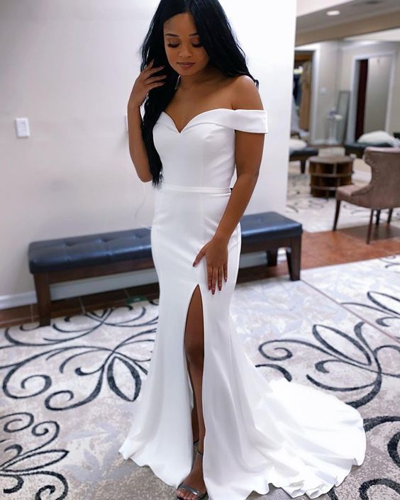 Schlichtes, schulterfreies, weißes Meerjungfrauen-Ballkleid mit Seitenschlitz cg13569