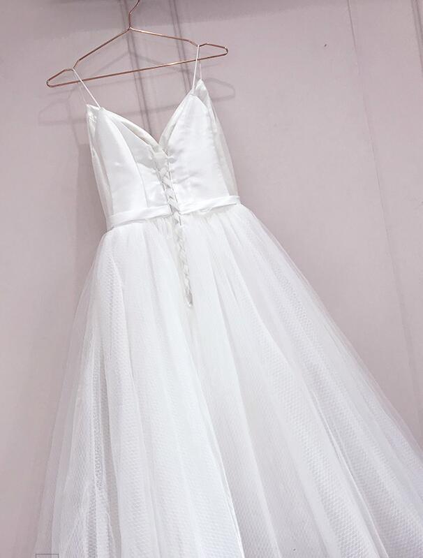 Langes Ballkleid, schlichtes weißes Tüllkleid mit Satin-V-Ausschnitt, knielanges Brautkleid, schlichtes weißes Partykleid, cg14690