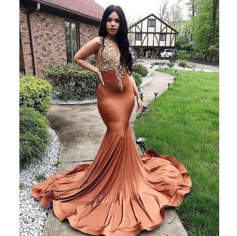 Meerjungfrau-Abschlussballkleider, sexy, tiefer V-Ausschnitt, goldene Applikationen, Flügelärmelchen, Abendkleid, Partykleid, Schwarz, cg14796