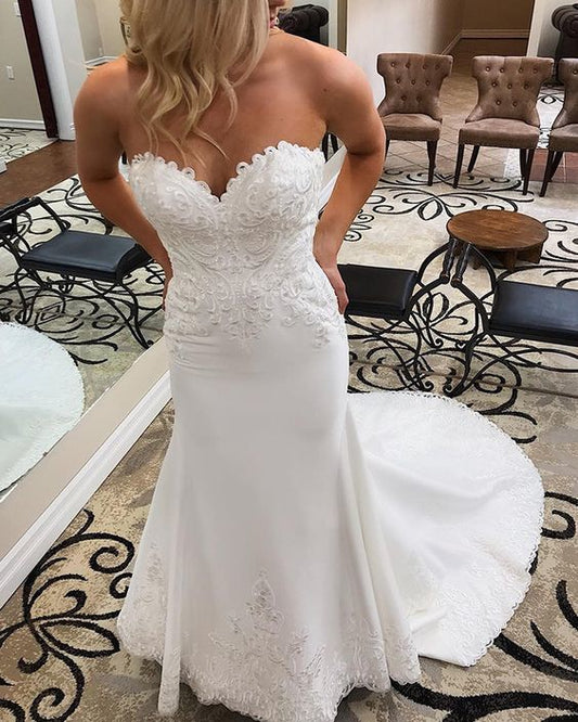 Weißes Meerjungfrau-Ballkleid mit herzförmigem Ausschnitt und Spitzenapplikationen cg15519