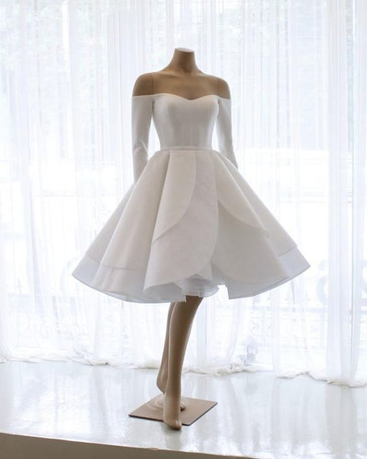Kurzes Ballkleid mit Rüschen und langen Ärmeln cg15964