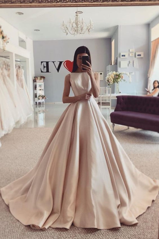 Langes Ballkleid Bateau Satin Schlichtes Champagner Brautkleid mit Schleppe cg16109