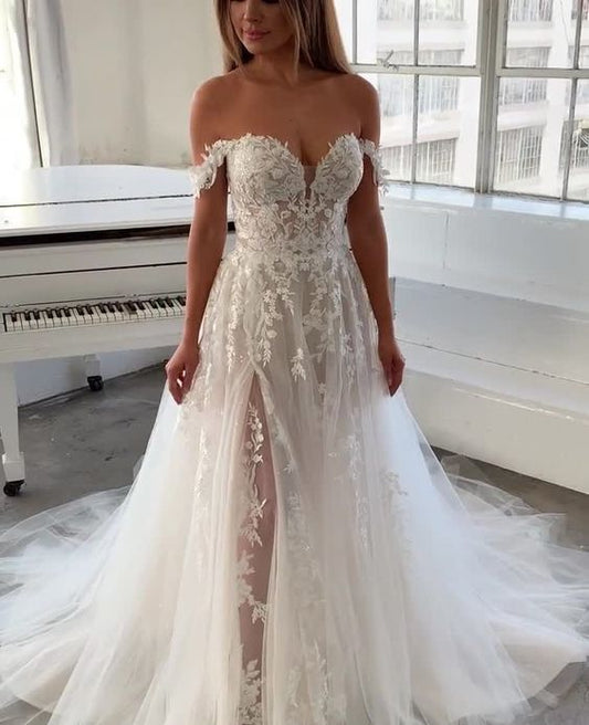 Schulterfreies weißes Spitzen-Ballkleid cg16320