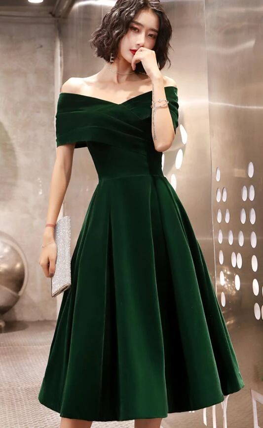 Grünes Samt Off Shoulder Vintage Stil Brautjungfernkleid, Teelanges Partykleid Abschlussballkleid cg18383