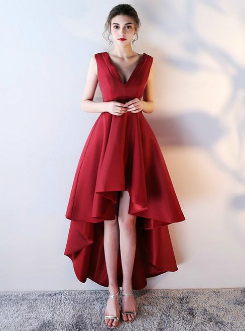 Rotes rückenfreies Satin-Ballkleid mit V-Ausschnitt und Perlen cg1866