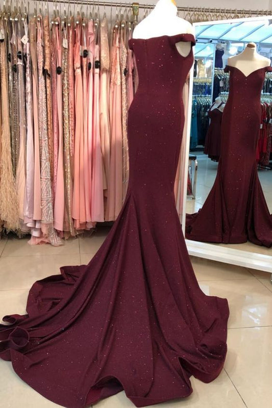 Glitzerndes schulterfreies Burgunder-Ballkleid cg19460