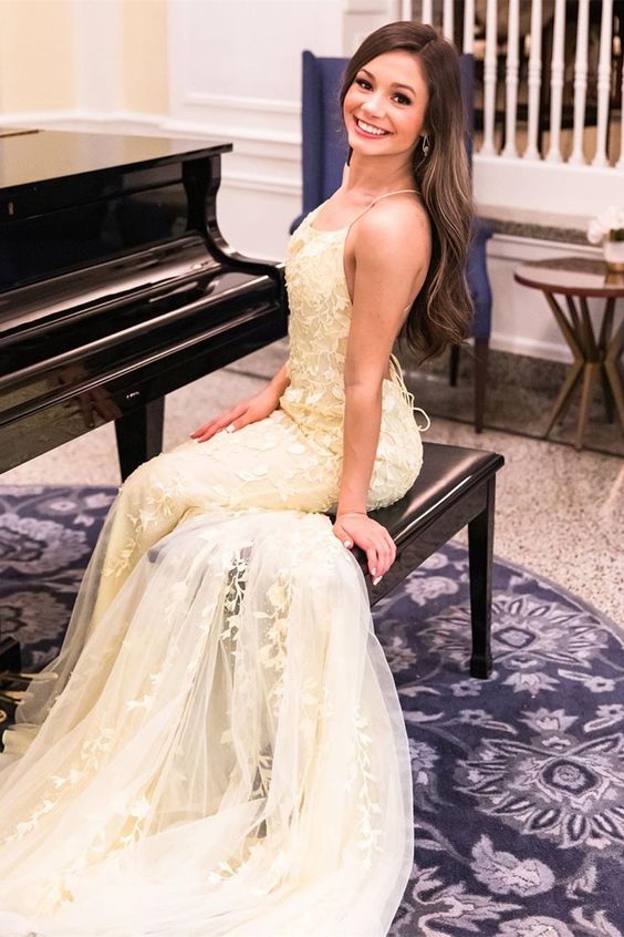 langes Ballkleid im Meerjungfrauen-Stil aus gelber Spitze mit Schnürung am Rücken und Spaghettiträgern cg20444