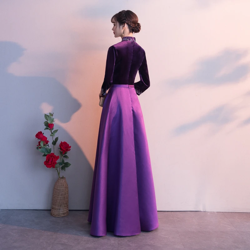 Dunkelviolettes Satin-Brautjungfernkleid mit langen Ärmeln und Perlenbesatz aus Samt, Lilafarbenes Ballkleid cg20522