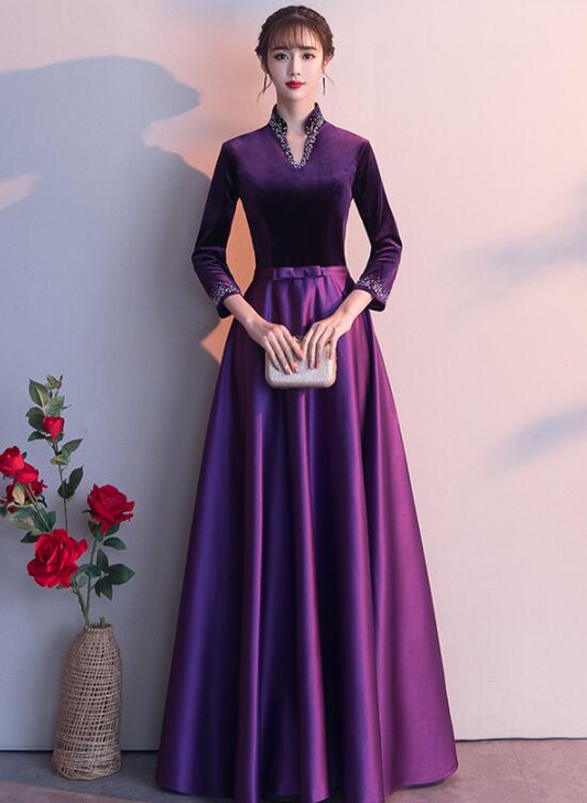 Dunkelviolettes Satin-Brautjungfernkleid mit langen Ärmeln und Perlenbesatz aus Samt, Lilafarbenes Ballkleid cg20522