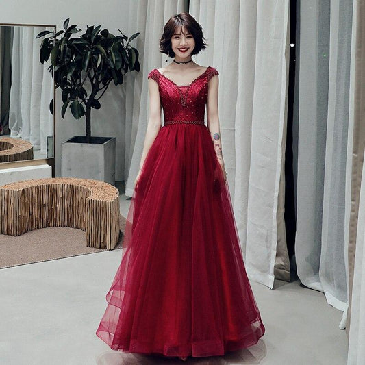 Weinrotes, sexy langes Ballkleid aus Tüll mit V-Ausschnitt und Perlen, dunkelroter Tüll mit Applikationen, Abendkleider cg20827