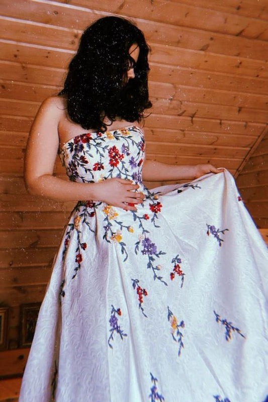 2022 Trägerloses A-Linien-Ballkleid in Weiß mit Blumenstickerei cg21011