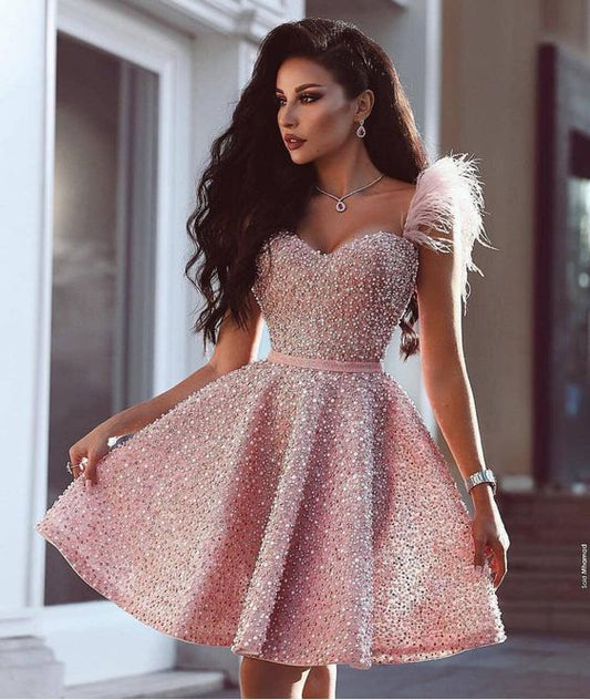 Herzförmiges, rosa, kurzes Homecoming-Kleid mit Perlen und Federn, süßeste rosa Kleider für Homecoming cg214