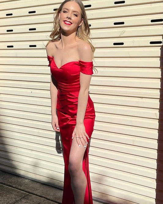 Schulterfreies, schlichtes rotes Satin-Ballkleid mit Seitenschlitz, cg21549
